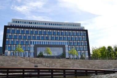 Berlin, Almanya - 12 Mayıs 2019. Spree River'dan yapıya bak