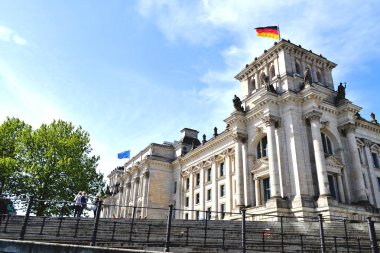 Berlin, Almanya - 12 Mayıs 2019. Spree River'dan yapıya bak