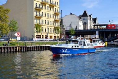 Berlin, Almanya - 12 Mayıs 2019. Schiffbauerdamm üzerinde Spree Nehri'nden görünüm ve tren ile köprü