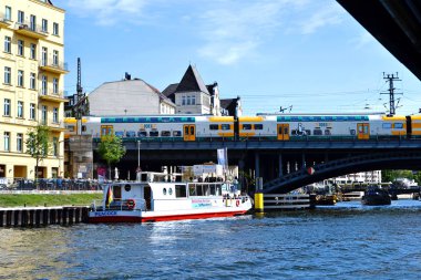 Berlin, Almanya - 12 Mayıs 2019. Schif üzerinde Spree Nehri'nden görünüm