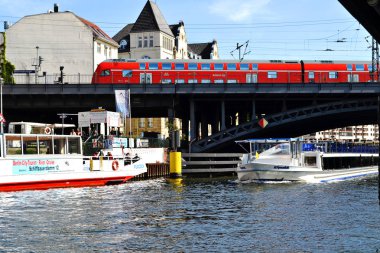 Berlin, Almanya - 12 Mayıs 2019. Schif üzerinde Spree Nehri'nden görünüm