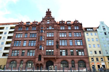 Berlin, Almanya - 12 Mayıs 2019. Nikol üzerinde Spree Nehri'nden görünüm