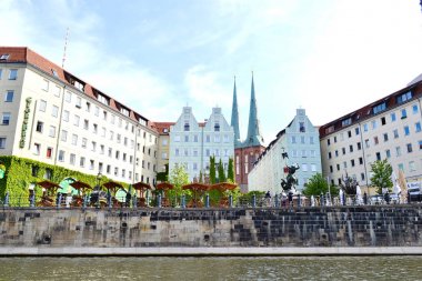 Berlin, Almanya - 12 Mayıs 2019. Nikolaiviertel üzerinde Spree Nehri'nden görünümü