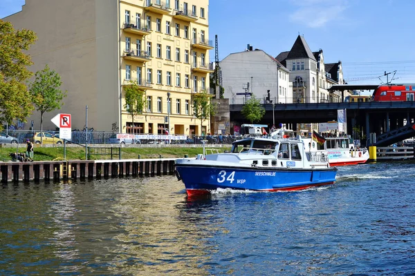 Berlin, deutschland - 12. mai 2019. blick von der spree auf schiffbauerdamm und brücke mit bahn — Stockfoto