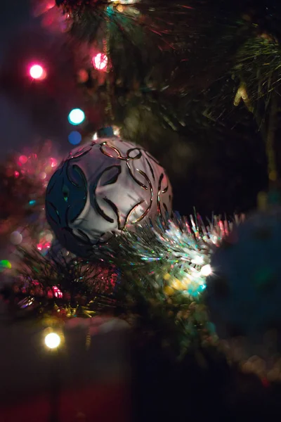 Close Van Speelgoed Uit Een Versierde Kerstboom — Stockfoto