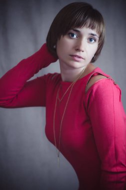 Karanlık arka planda bir kızın stüdyo portresi