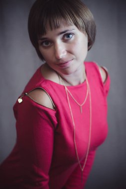 Karanlık arka planda bir kızın stüdyo portresi