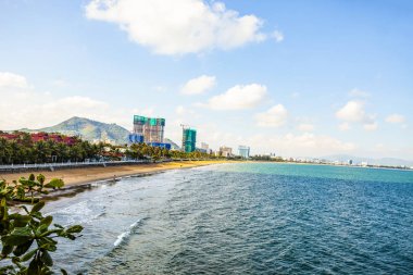 Quy Nhon Beach eğri sahil hattı Binh Dinh ili, Vietnam ile havadan görünümü