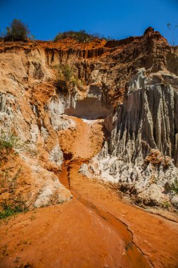 Peri akışı Canyon kızıl nehir kaya ve orman MUI Kuzey Vietnam arasındaki