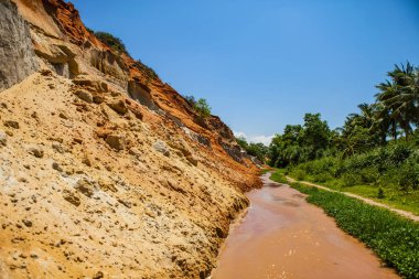 Peri akışı Canyon kızıl nehir kaya ve orman MUI Kuzey Vietnam arasındaki