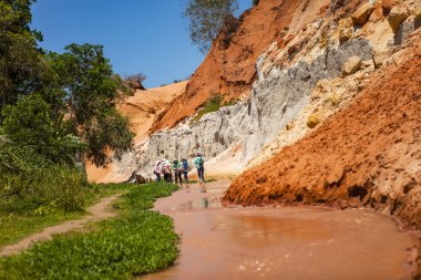 Phan Thiet, Binh Thuan, Vietnam, 7 Mayıs 2018: Peri dere Kanyon kırmızı nehir kaya ve orman MUI Kuzey Vietnam arasında. MUI Ne, Güney Vietnam yakınındaki Kırmızı Kanyon