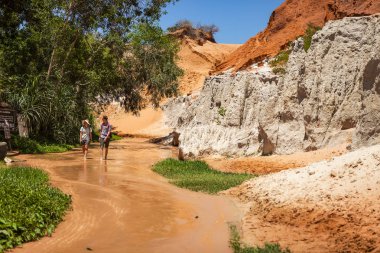 Phan Thiet, Binh Thuan, Vietnam, 7 Mayıs 2018: Peri dere Kanyon kırmızı nehir kaya ve orman MUI Kuzey Vietnam arasında. MUI Ne, Güney Vietnam yakınındaki Kırmızı Kanyon