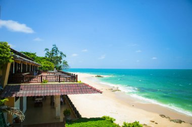 Mavi gökyüzü ve MUI Ne, Binh Thuan Eyaleti, Vietnam, Hindistan cevizi ile güzel bir plaj