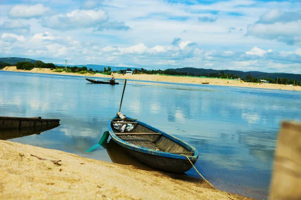 Říční Krajina Dřevěnou Lodí Rybářské Sítě Provincii Phu Yen Vietnam — Stock fotografie