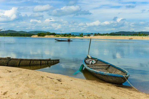 Říční Krajina Dřevěnou Lodí Rybářské Sítě Provincii Phu Yen Vietnam — Stock fotografie