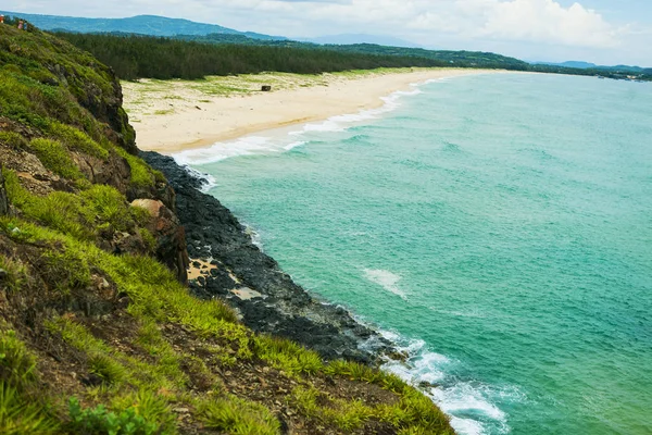 Pantai Indah Dengan Gunung Sekitar Udara Segar Pemandangan Indah Untuk — Stok Foto