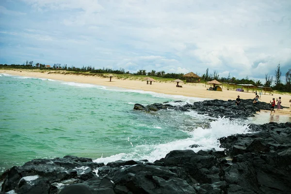 Magnifique Plage Avec Montagne Autour Air Frais Belle Vue Pour — Photo