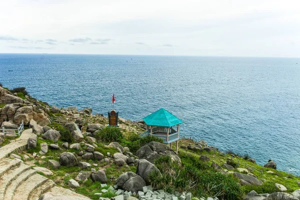 Pristine Zee Met Rotsachtige Klif Dai Lanh Cape Point Mui — Stockfoto
