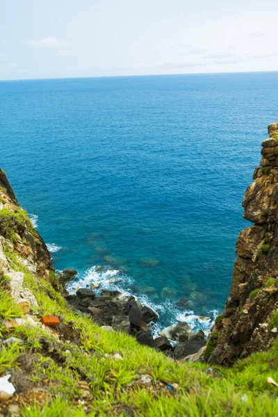 Mar Imaculado Com Penhasco Rochoso Ponto Cabo Dai Lanh Mui — Fotografia de Stock