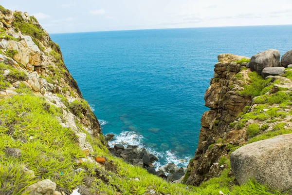 Pristine Zee Met Rotsachtige Klif Dai Lanh Cape Point Mui — Stockfoto