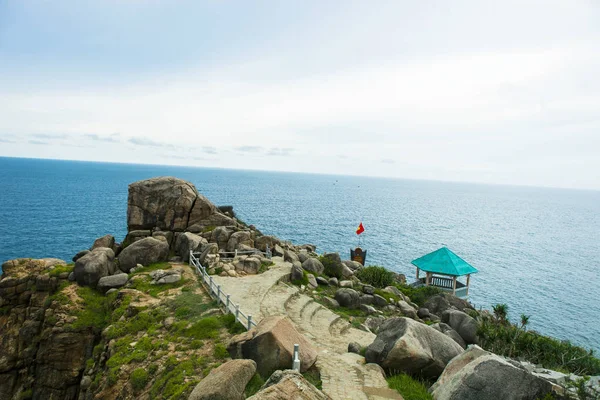 ダイライン ケープ ポイント Mui デイン プー円県 ベトナムの最東端にある岩が多い崖で自然のままの海 — ストック写真