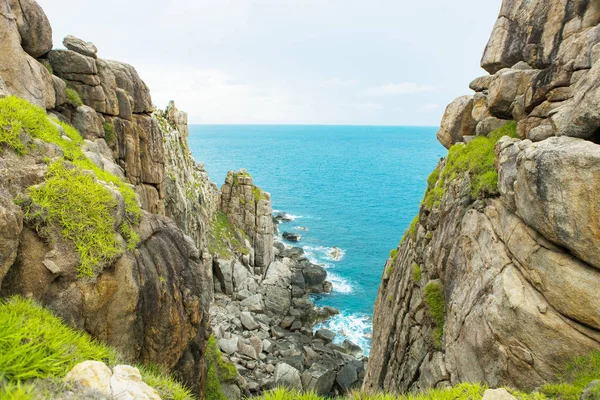 Нетронутое Море Скалистой Скалой Мыса Дай Лань Муй Дьен Провинция — стоковое фото