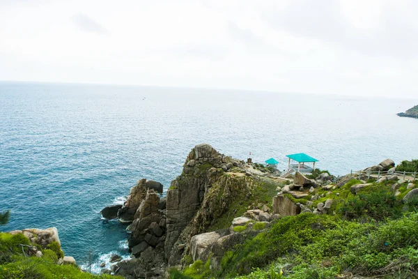 ダイライン ケープ ポイント Mui デイン プー円県 ベトナムの最東端にある岩が多い崖で自然のままの海 — ストック写真