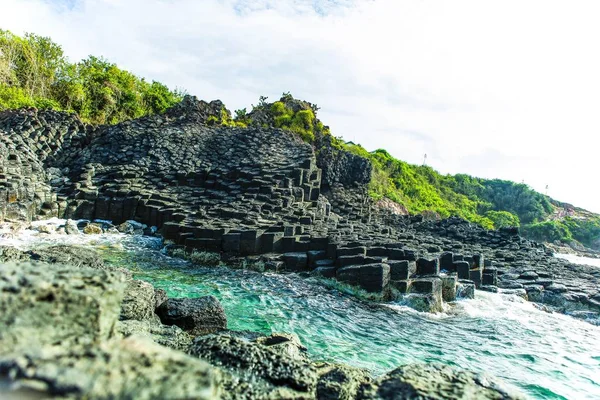 Ganh 富日元 自然杰作 梦幻般的遗产 抽象的地方为越南旅游 岩石做伟大的地形 船在海上做美丽的风景 Ganhdadia — 图库照片