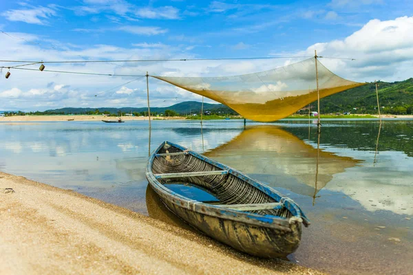Říční Krajina Dřevěnou Lodí Rybářské Sítě Provincii Phu Yen Vietnam — Stock fotografie