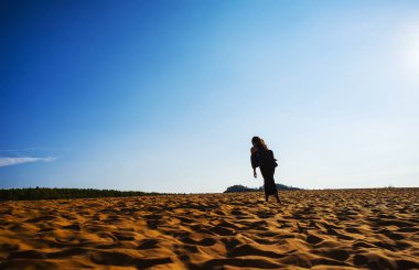 Phan Thiet, Binh Thuan, Vietnam, 7 Mayıs 2018: Kızıl kum tepeleri ve gökyüzü MUI Ne, Vietnam yakın:.