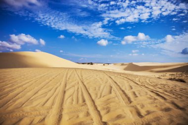Mui Ne grubu yakınındaki kum tepeleri dunes içinde belgili tanımlık geçmiş üstüne yollar kapalı. Güneşli gün mavi gökyüzü ve bulutlar