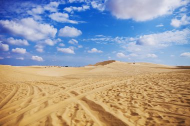 Mui Ne grubu yakınındaki kum tepeleri dunes içinde belgili tanımlık geçmiş üstüne yollar kapalı. Güneşli gün mavi gökyüzü ve bulutlar