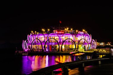 Huong nehir, Hue, Vietnam, 28 Nisan 2018: Gecede, Hue, Vietnam Huong nehrinde şarkı Huong Restoran