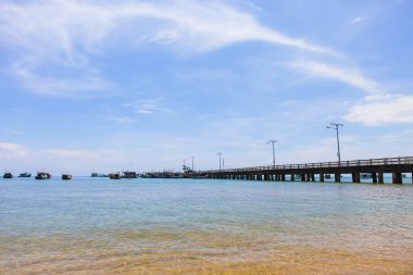 Kien Giang, Vietnam, 12 Mayıs 2018: Oğlu adada, Kien Giang, Vietnam Nha plajda iskeleler. Phu Quoc Adası