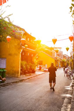 Hoi An, Quang Nam, Vietnam, 26 Nisan 2018: Hoi bir antik kenti Street güzel sabah