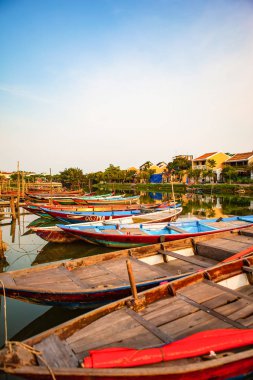 Hoi An, Quang Nam, Vietnam, 26 Nisan 2018: tekneler nehrin antik kenti Hoi bir tipik sarı evlerin manzaralı