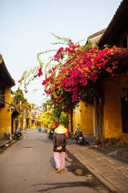 Hoi An, Quang Nam, Vietnam, 26 Nisan 2018: Hoi bir antik kenti Street güzel sabah