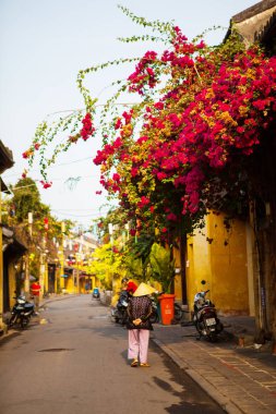Hoi An, Quang Nam, Vietnam, 26 Nisan 2018: Hoi bir antik kenti Street güzel sabah
