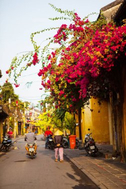 Hoi An, Quang Nam, Vietnam, 26 Nisan 2018: Hoi bir antik kenti Street güzel sabah