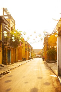 Hoi An, Quang Nam, Vietnam, 26 Nisan 2018: Hoi bir antik kenti Street güzel sabah