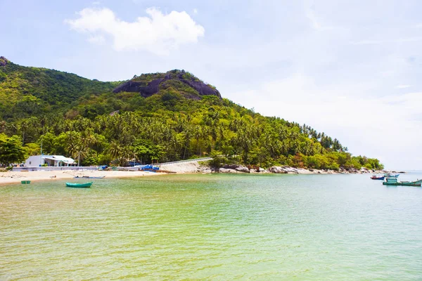 皇家高品质免费股票形象的船只在 海滩上的儿子岛 富国岛附近 — 图库照片