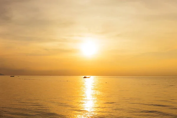 日出在海 看法从儿子海岛 — 图库照片