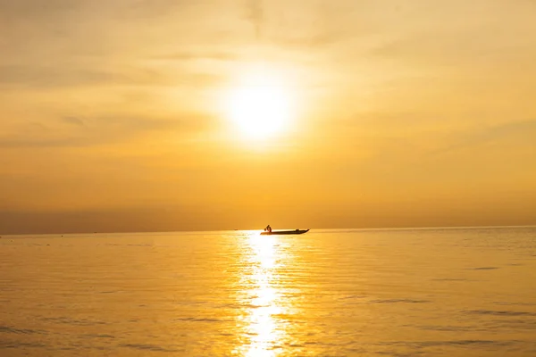 日出在海 看法从儿子海岛 — 图库照片