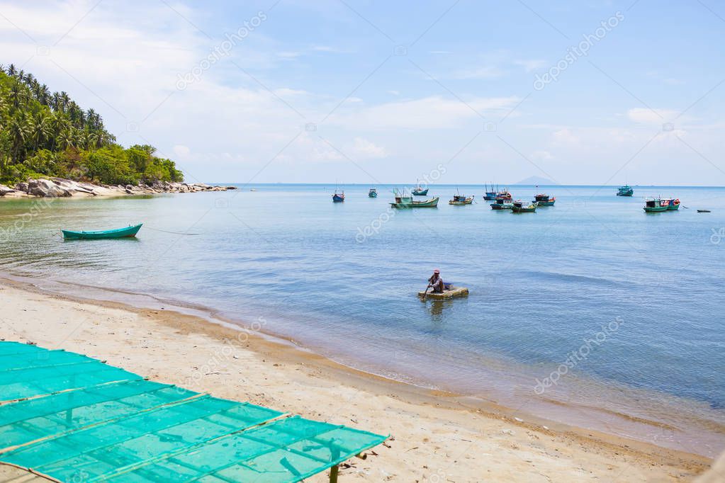 Barcos de pesca en la bahía en Hon Son Island, Kien Giang, Vietnam 2023