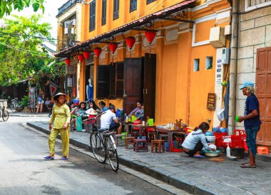 Hoi An, Quang Nam, Vietnam, 26 Nisan 2018: Sokak Görünümü eski ile müstakil ev Hoi bir antik kenti, Unesco Dünya Mirası. Hoi bir Vietnam en popüler yerlerinden biridir.