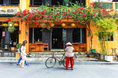 Hoi An, Quang Nam, Vietnam, 26 Nisan 2018: Sokak Görünümü eski ile müstakil ev Hoi bir antik kenti, Unesco Dünya Mirası. Hoi bir Vietnam en popüler yerlerinden biridir.