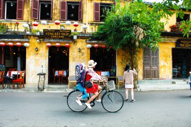 Hoi An, Quang Nam, Vietnam, 26 Nisan 2018: Sokak Görünümü eski ile müstakil ev Hoi bir antik kenti, Unesco Dünya Mirası. Hoi bir Vietnam en popüler yerlerinden biridir.