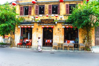 Hoi An, Quang Nam, Vietnam, 26 Nisan 2018: Sokak Görünümü eski ile müstakil ev Hoi bir antik kenti, Unesco Dünya Mirası. Hoi bir Vietnam en popüler yerlerinden biridir.