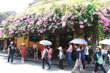 Hoi An, Quang Nam, Vietnam, 26 Nisan 2018: sokak görünümü ile eski evler Hoi bir antik kenti
