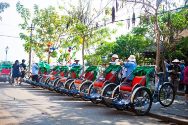 Hoi An, Quang Nam, Vietnam, 26 Nisan 2018: üç tekerlekli bisiklet, hoi an Vietnam sokaklarında